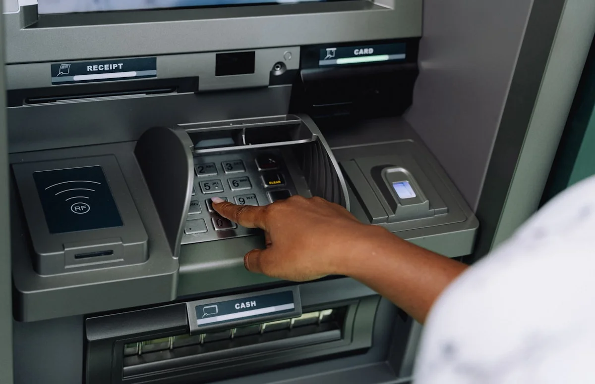 Person hebt Bargeld an einem Geldautomaten ab