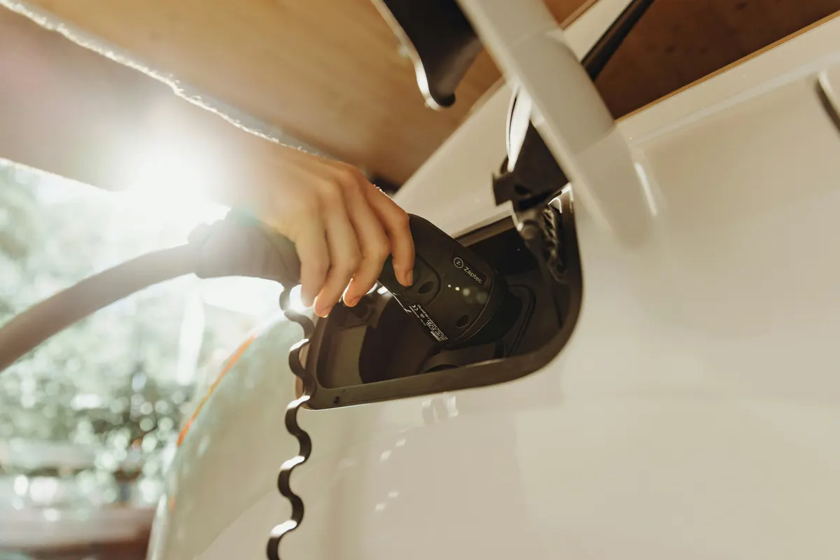 E-Auto lädt über Nacht an einer Wallbox am Haus