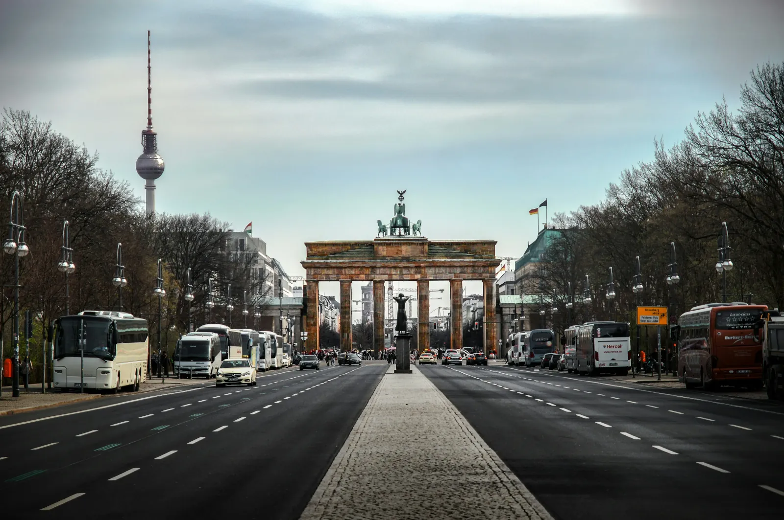 Moderne Autos vor einer Bank als Symbol für KFZ-Finanzierung und Autokredit