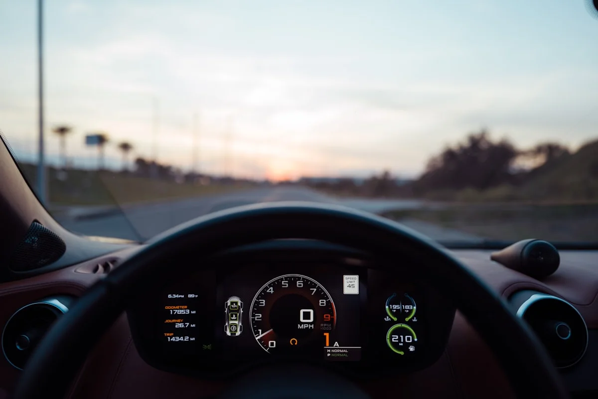 Modernes Fahrzeug-Cockpit mit digitalen Assistenzsystemen, Symbol für die KFZ-Gesetzesaenderungen 2026