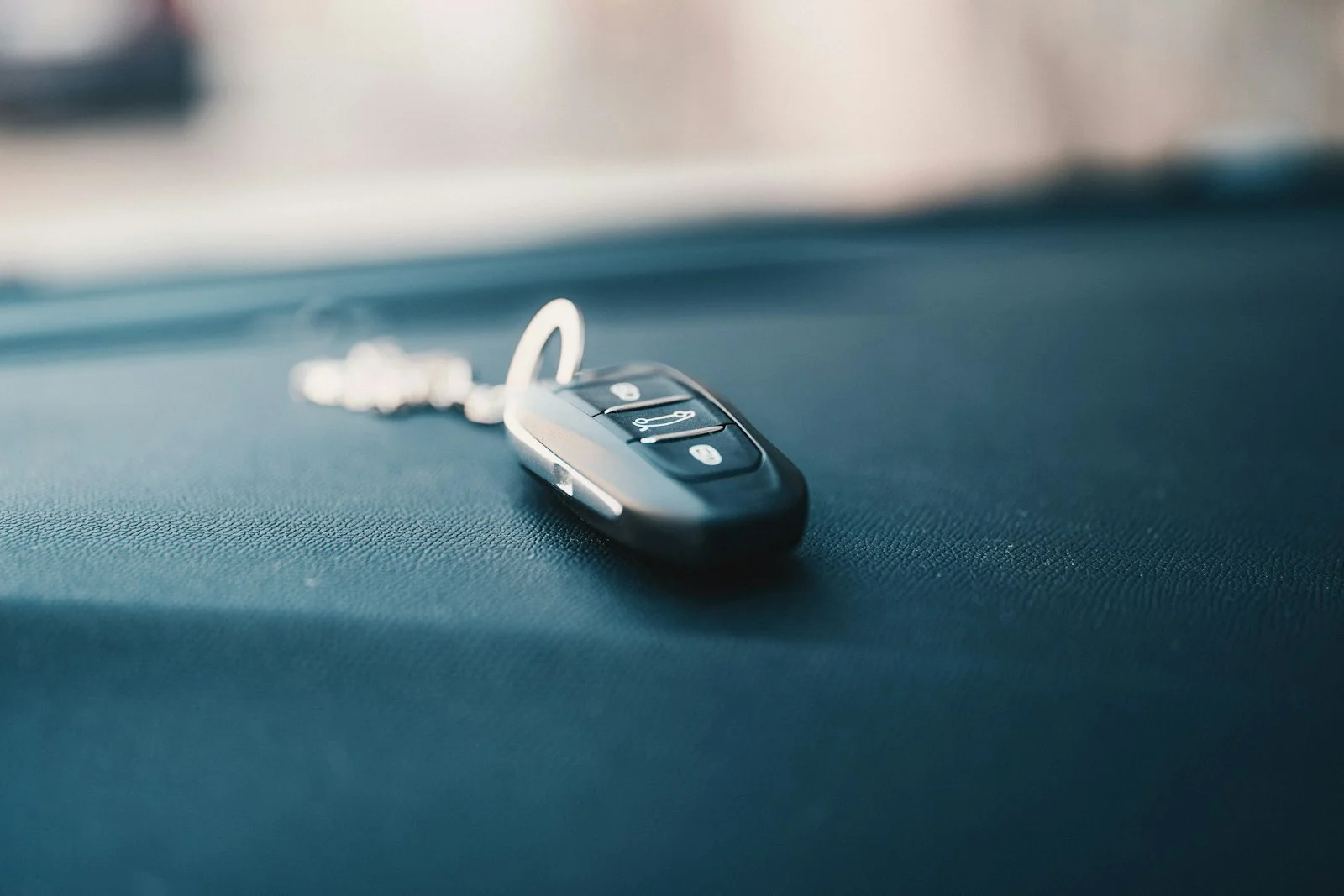 Autoschlüssel und Versicherungsunterlagen auf dem Schreibtisch