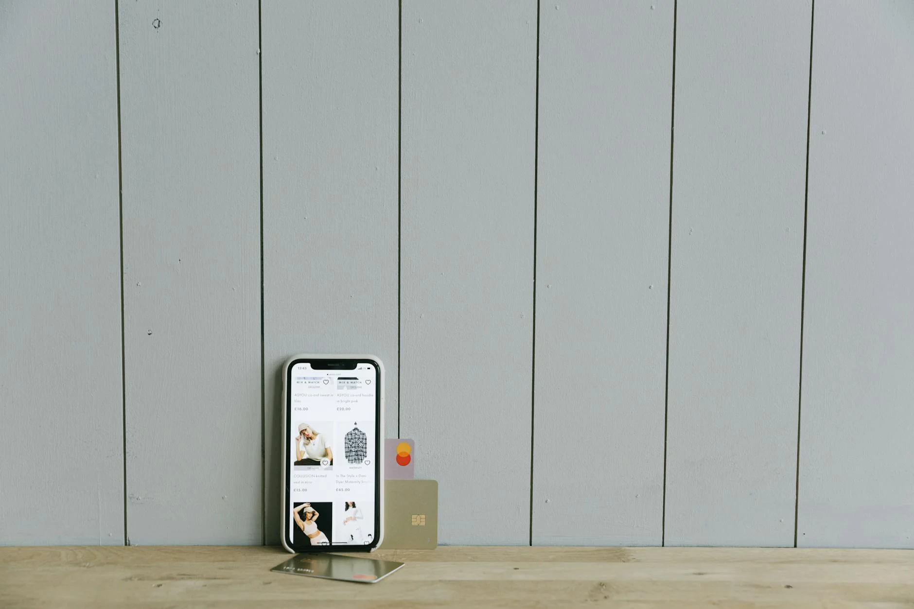 Online-Banking auf Smartphone für schnelle Kreditauszahlung