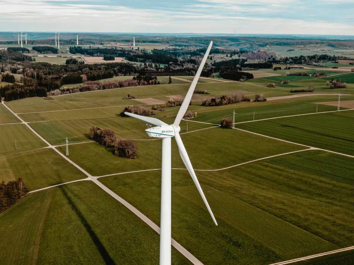 Windräder und Solarpark liefern Ökostrom in Deutschland