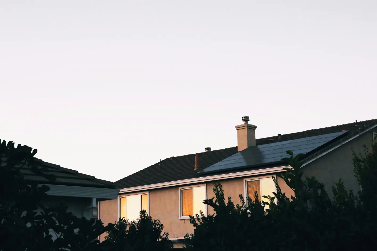 Solaranlage auf dem Ziegeldach eines Einfamilienhauses