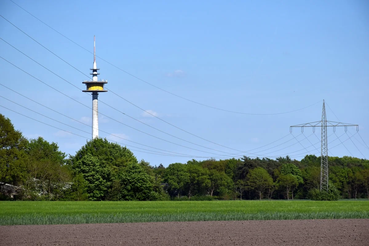 Hochspannungsleitung mit Sonnenuntergang in Deutschland